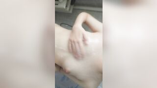 Vừa tắm vừa xoa vú cùng e vú nhỏ ti hồng