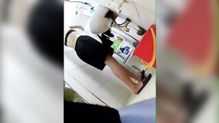 đặt cam nhà tắm đứa em họ tắm dáng đẹp quá