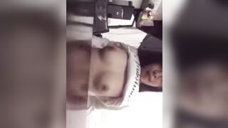 Kỉ niệm 1 tháng yêu nhau, vén áo show vú cho anh ny
