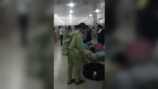 Quay lén phòng thay đồ bể bơi công cộng