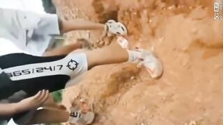 Chủ Nhật bà dì đem 2 đứa cháu lớp 10,11 đi ra đồng dạy bọn nó địt nhau