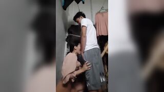 Muốn bế em họ lên đụ cái sướng cặc mà dì dượng sắp về, đành phải để em bú cặc.