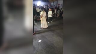 Đánh ghen tranh dành con cặc, xé đồ nhau trước khu phố đông người.
