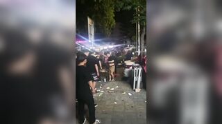 Đánh ghen tranh dành con cặc, xé đồ nhau trước khu phố đông người.