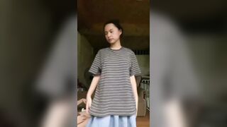 Có cơ hội bắt con em họ vén váy ngoáy cặc 1 xíu, sợ dì dượng về lại tắt nứng.