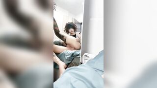 Cô gái xăm mình tự chụp ảnh selfie trước gương, vòng một của cô ấy rất nổi bật.