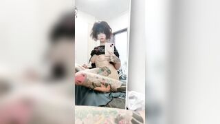 Cô gái xăm mình tự chụp ảnh selfie trước gương, vòng một của cô ấy rất nổi bật.