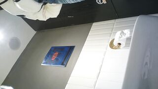 quay lén nhà vệ sinh mấy em non tơ đi đái thật kích thích - phần 30