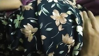 Ngủ chung vs nhỏ e họ bím múp mà e ngủ k mặc đồ lót nứng quá đè em ra đụ luôn