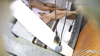 Quay lén vợ đi với bạn thân trong ks