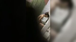 quay lén chị dâu 2k3 đang rửa chim trong nhà tắm