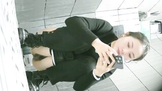 có 1 không 2 quay lén nhà vệ sinh nữ toàn các em non tơ xinh xắn - phần 18