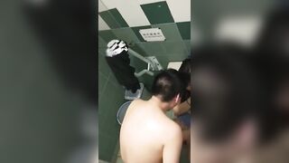 quay lén hai bé học sinh chịch nhau trong nhà vệ sinh