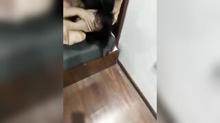Đánh ghen bạo lực bà vợ đạp liên tục vào lồn nhân tình của chồng.