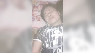 Bà dì đang buồn ngủ thì bị thằng cháu họ 17 tuổi đút cặc vào lồn dì đụ 1 cách bất ngờ