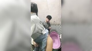 Con em họ 17 tuổi được anh trai đụ trong toilet mặc dì dượng ở ngoài đang nói chuyện.