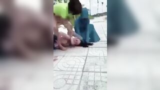 Đánh ghen dã man xé quần áo nhân tình của chồng không cho 1 cơ hội sửa sai.