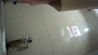 có 1 không 2 quay lén nhà vệ sinh nữ toàn các em non tơ xinh xắn - phần 45