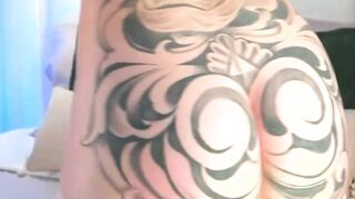 Gái xinh xăm trổ đầy mình thủ dâm khoe hàng trên live dâm đãng