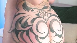 Gái xinh xăm trổ đầy mình thủ dâm khoe hàng trên live dâm đãng