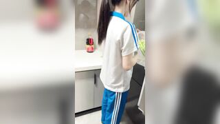 Em họ xinh đẹp đi học về bị anh trai bắt bú cu để sữa chua, đụ lồn ko lông của em ấy.