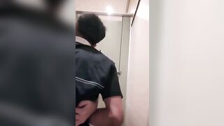 Em trai đợi trong toilet chị họ giả vờ đi đái, kế hoạch hoàn hảo để chị em đụ nhau.