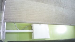 quay lén bé sinh đít to trắng tròn đi vệ sinh - phần 2