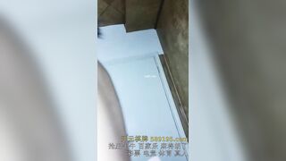 Cô gái xinh đẹp có thân hình nhỏ nhắn đang phát trực tiếp