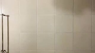Em rau non vú bự dáng ngon vừa đi tắm vừa show hàng với cặp bưởi đầy đặn cho a xem