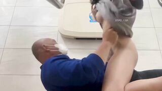 Ông cha dưỡng bị ốm con gái riêng của vợ chăm sóc, cái kết con bé bị đụ tung lồn.