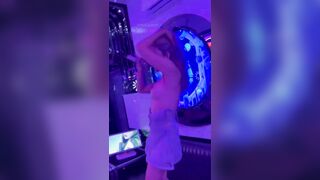 Em ktv karaoke tay vịn vừa hát vừa cởi đồ đúng hàng tuyển
