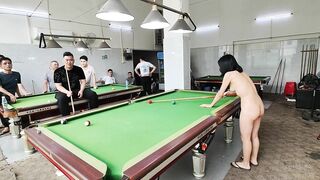 Chơi bi a khoả thân trước mặt nhiều người lạ