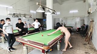 Chơi bi a khoả thân trước mặt nhiều người lạ