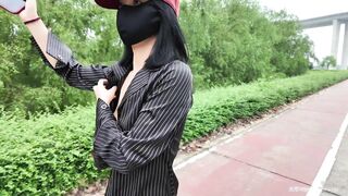 Cô gái có sở thích nude public