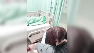Ăn con cặc to đùng của bạn tình ngay trước mặt bệnh nhân có tệ lắm không?