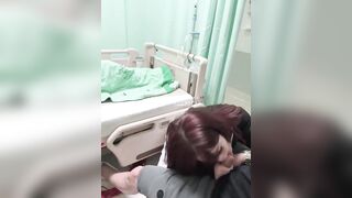 Ăn con cặc to đùng của bạn tình ngay trước mặt bệnh nhân có tệ lắm không?