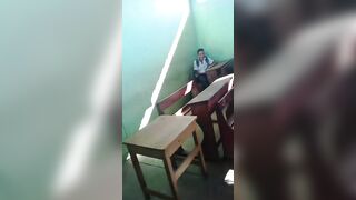 2 em học sinh vã quá quất luôn tại lớp học trước mặt bạn