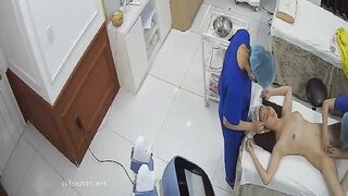 Hack cam em gái xăm trổ đi spa cạo lông lồn
