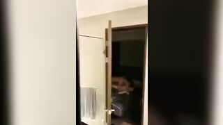 Quay lén cặp đôi đang vật nhau lăn lóc trên giường