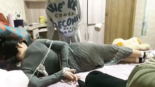 Mẹe trẻ bị chính cậu con trai đang học cấp hai của mình trói lại