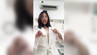 giờ mấy em việt còn khoe hàng trên instagram