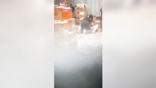 Quay lén chị chủ địt cùng trai trong kho dâm đãng báo luôn cho ông chủ phần 1