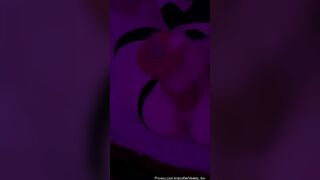 Dạng chân nhét sextoy thủ dâm trong bộ dầm lọt khe