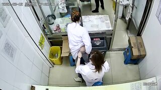 Bác sĩ bệnh cũng phải tiêm vào đít, nhìn nó nứng thật.
