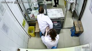 Bác sĩ bệnh cũng phải tiêm vào đít, nhìn nó nứng thật.