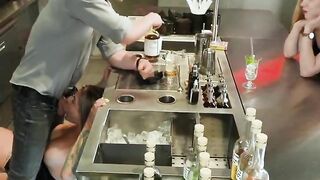 Gái dâm bú mút con cặc cho anh nhân viên pha chế bắn tinh đầy mặt