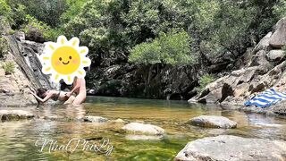 Vợ đi tắm suối bị người lạ bắt bú cu rồi đụ ngoài suối