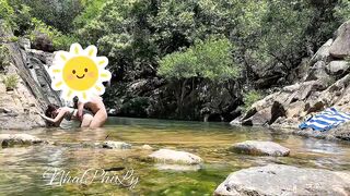 Vợ đi tắm suối bị người lạ bắt bú cu rồi đụ ngoài suối
