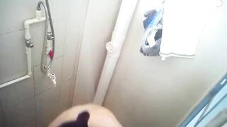 Phát hiện là có cam mà vẫn cứ tắm vô tư hồn nhiên
