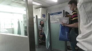 Đi bệnh viện giả vờ để quay lén bác sĩ tiêm thuốc vào mông đít các chị gái xinh.